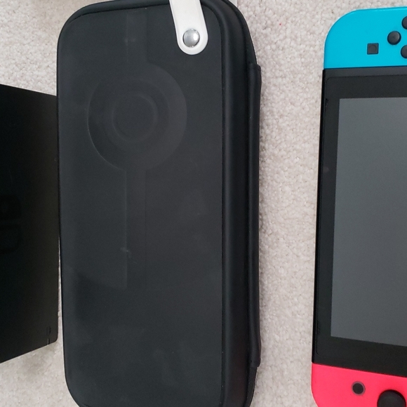 Used Nintendo Switch - Picture 3 of 10